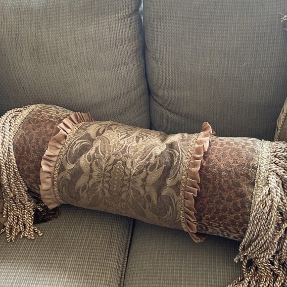 queen bedding w 3 pillows - Picture 3 of 3